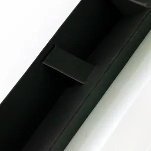 Vista ravvicinata dell'interno di una scatola regalo in cartone nero opaco per penne