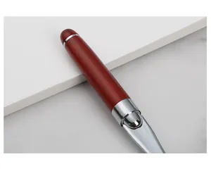 Elegante tagliacarte in metallo con manico in legno rossastro per scrivania professionale