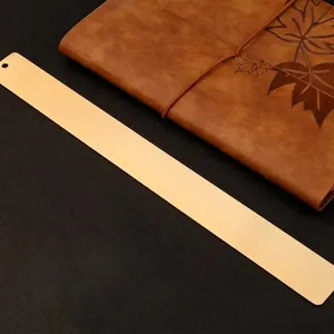 Regla vintage de latón de 30 cm con acabado cepillado para oficina y medición.