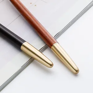 Bolígrafos vintage de madera de sándalo y latón con vetas de madera natural.