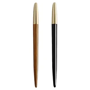 Elegantes bolígrafos vintage de sándalo y latón con acabados en madera marrón y negra