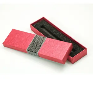 Coffret cadeau pour stylo rouge texturé avec motif de nuages de bon augure et mousse