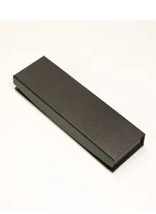 Primer plano de una caja de regalo negra con cierre magnético y textura de lino.