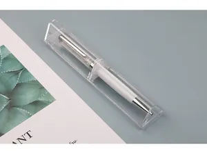 Dettaglio della custodia triangolare in plastica trasparente per conservare le penne.