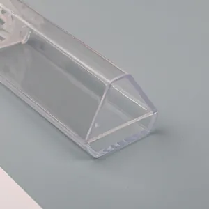 Astuccio triangolare in plastica trasparente dal design minimalista per ufficio e scuola
