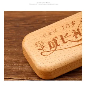 Primer plano de un grabado en una caja de lápices magnética de madera de arce.