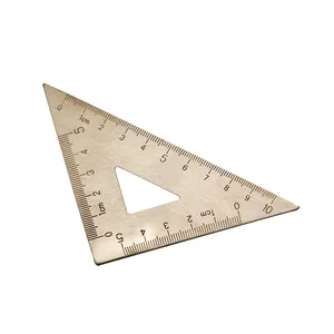 Regla triangular de latón vintage con escalas métricas grabadas en fondo blanco