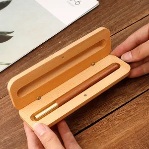 Elegante estuche de regalo magnético de madera de arce con diseño vintage de tapa abatible.