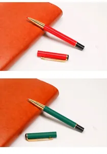 Deux stylos roller de luxe en métal rouge et vert avec détails dorés