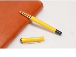 Vue détaillée d'un stylo roller en métal jaune haut de gamme avec accents dorés élégants