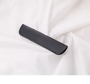 Detailansicht einer eleganten schwarzen PU-Leder-Schutzhülle für einen Eingabestift.
