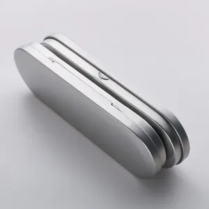 Slanke rechthoekige zilveren blikken metalen opbergdoos voor pennen, kwasten en gereedschap.