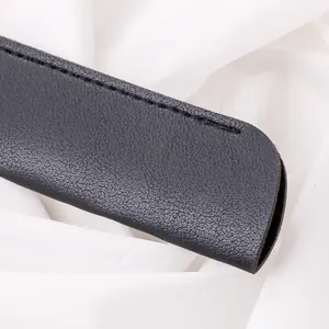 Detailansicht der schwarzen PU-Lederhülle für Apple Pencil mit langlebigen Nähten