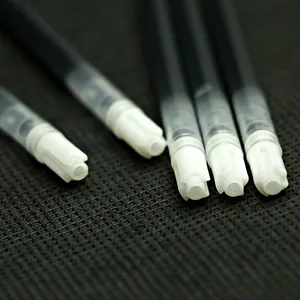Gedetailleerde macro-opname van 100 mm zwarte gelpenvullingen met witte plastic tips