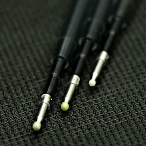 Macrofoto van drie 100 mm zwarte gelpenvullingen met beschermende waszegeltips
