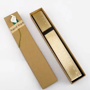 Boîte cadeau rétro longue en papier kraft avec étiquette faite main et décor floral
