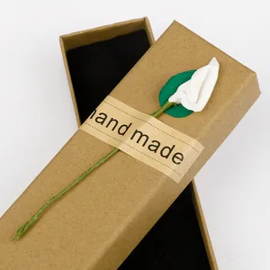 Coffret cadeau en papier kraft vintage avec fleur blanche faite à la main pour bijoux chics