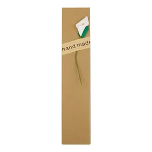 Boîte cadeau rectangulaire en papier kraft avec fleur décorative et étiquette faite main