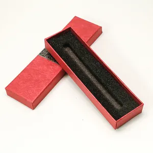 Élégant coffret cadeau stylo rouge texturé avec insert en mousse noire et bande totem argent