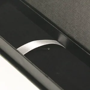 Elegante caja de regalo magnética negra texturizada con suave forro de terciopelo