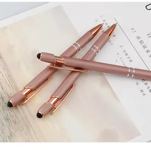 Detailaufnahme von drei roségoldenen Kugelschreibern aus Aluminium mit Stylus-Spitze