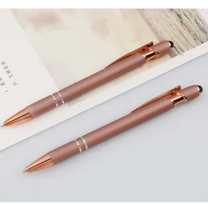 Zwei elegante roségoldene Kugelschreiber aus Aluminium mit Stylus-Spitze auf Hintergrund