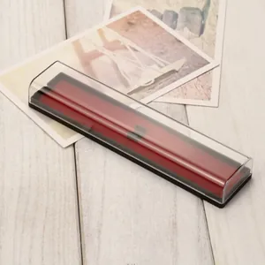 Astuccio rettangolare trasparente in plastica con un interno in velluto rosso elegante