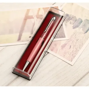 Elegante scatola per penne rettangolare trasparente con fodera rossa e penna rosa