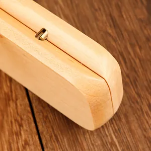 Estuche de madera maciza para bolígrafos con grano natural y esquinas redondeadas.