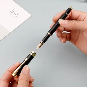 Pluma estilográfica clásica de metal negro y oro ideal para escritura profesional
