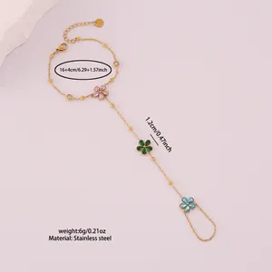 Vista detallada de una pulsera de mano de acero inoxidable con flores y medidas técnicas