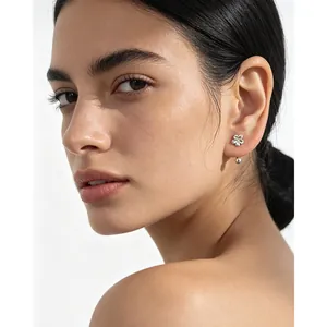 Détail d'une boucle d'oreille fleur en argent s925 portée par un mannequin de profil