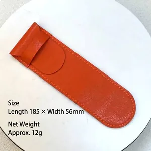 Detailansicht der langlebigen orangefarbenen PU-Leder-Stifthülle mit weicher Textur