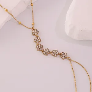 Elegante pulsera de mano dorada de acero inoxidable con delicadas flores de cristal