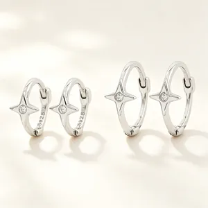 Vue détaillée des boucles d'oreilles étoile en argent 925 avec une pierre scintillante