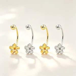 Vue détaillée de boucles d'oreilles fleurs en argent S925, finitions or et argent