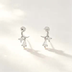 Detailansicht von eleganten s925 Silber Mond Ohrsteckern mit hängenden klaren Zirkoniasteinen