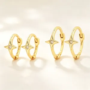 Vue détaillée des boucles d'oreilles créoles étoile en argent S925 doré avec zircons