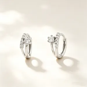 Vue détaillée des boucles d'oreilles en argent s925 avec zircons étincelants.