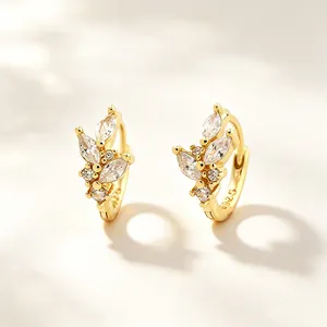 Vue détaillée des boucles d'oreilles feuille en argent S925 avec zircons de marquise.