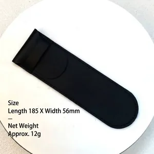 Detail der großen schwarzen PU-Leder-Stifthülle mit Maßen 185x56mm und einem Gewicht von 12g