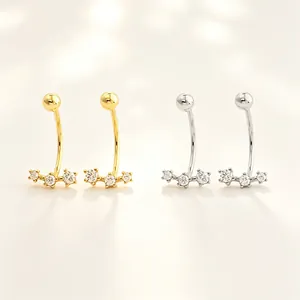 Pendientes de barra curva en plata S925 con circonitas en acabado dorado y plateado