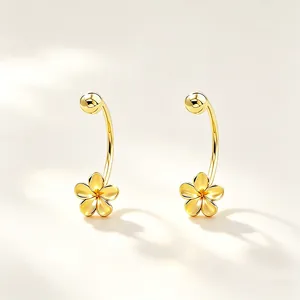 Vue détaillée de boucles d'oreilles fleurs en argent S925 dorées en forme de C poli