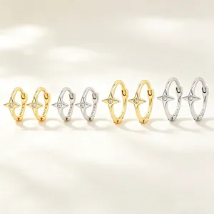 Vue détaillée des boucles d'oreilles créoles étoile en argent s925 et zircon doré/argent.