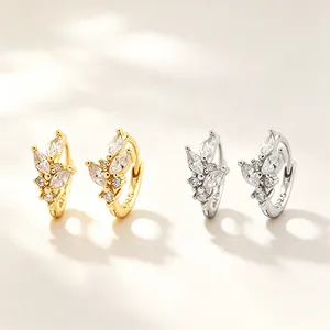 Gros plan détaillé de boucles d'oreilles feuilles en argent S925 avec zircons