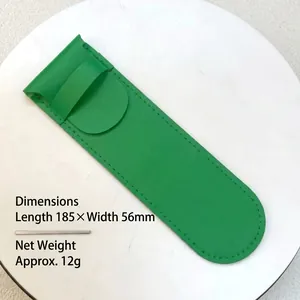 Detail des grasgrünen PU-Leder-Stiftetuis mit Abmessungen und Gewicht.