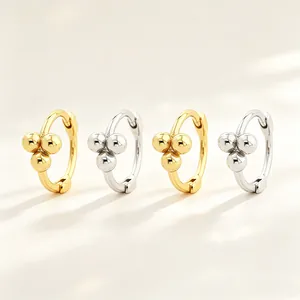 Aros minimalistas de plata de ley S925 con tres bolitas en acabados dorado y plateado