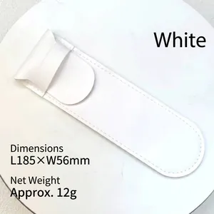Nahaufnahme eines schlichten weißen PU-Leder-Stifteetuis mit eleganten feinen Nähten