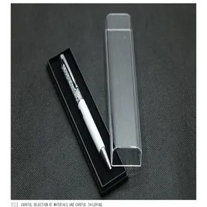 Dettaglio macro di un'elegante penna di cristallo bianco in una confezione regalo