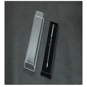 Vista dettagliata dell'elegante penna nera all'interno di una scatola regalo quadrata trasparente.